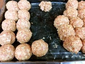 我们再给龙眼丸子做第二次整形，一是调整一下大小，让龙眼丸子的大小更整齐，二是再用力团团且挤压一下龙眼丸子，将里边的气体排出，这样丸子更漂亮更牢固。 图中左边是第二次整形后的龙眼丸子，看上去比右边初步整形的丸子圆润的多了，是不是更漂亮了。