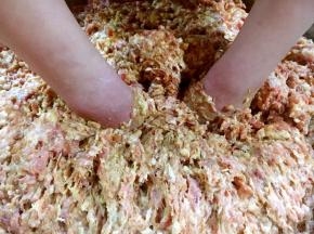 然后就是力气活了，用手或者用工具调肉馅，就像和面一样和这些肉馅，和馅时没有方向要求，只要有力气使劲和就可以，主要是把肉馅的肉的粘性揉出来，当你用手扒肉馅时发现肉馅与肉馅之间有丝时就表明肉馅已经和好了。