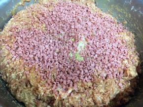 放入龙眼丸子的非常重要的配料天津老火腿，老火腿在龙眼丸子里起到调味的作用，量不需要太多，放120g左右就可以了。