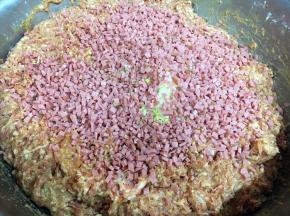 放入龙眼丸子的非常重要的配料天津老火腿，老火腿在龙眼丸子里起到调味的作用，量不需要太多，放120g左右就可以了。