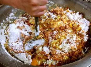 先借助工具把这些调料搅匀。