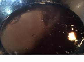 做龙眼丸子的第三步是炸。 锅热放大量的油，放油温6成热时放入龙眼丸子。