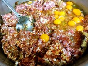 因为是要过年了，我们家这次做的比较多，做好了要送给亲戚朋友的，图中的食材是20斤肉馅，做了40个四喜丸子，30个龙眼丸子。在菜谱中我以5斤肉的食材的量为例来介绍如何做龙眼丸子。做龙眼丸子的主要食材之一是猪肉肉馅，猪肉要选用三、七比例的，即三分肥肉七分瘦肉的梅花肉，在买猪梅花肉时让商家把肉用机器搅成肉馅就可以了。做龙眼丸子的另一个主要食材是鸡蛋，有关鸡蛋的处理我在菜谱的第8步和第9步有具体介绍。龙眼丸子的重要配料是天津老火腿，它让龙眼丸子的味道更有特色。 做龙眼丸子的第一步调馅，在5斤肉馅里放入8个鸡蛋，放入1勺的十三香，1勺的白胡椒粉，1勺的鸡精，1勺的白糖，5勺的料酒，5勺的东古一品酱油，5小勺的盐。