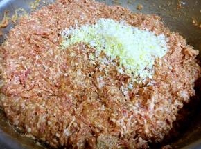 然后放入100g的葱花和50g的姜末。如果你喜欢姜的味道可以当100g的姜末，如果你不喜欢姜末的口感，你可将姜末调换成姜粉。