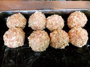 将初步整形完的龙眼丸子放在盘子里。