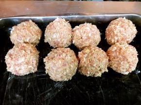 将初步整形完的龙眼丸子放在盘子里。