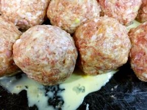 把第15步调好的鸡蛋淀粉糊淋在所有的龙眼丸子上。