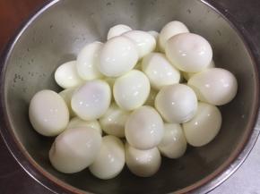 将鸡蛋煮熟，剥去外壳。