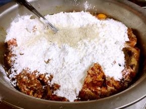 放入4两的淀粉。 淀粉的量可做适当的调整，可以再少放一半。