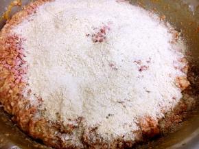 放入4两的面包渣，把它们调匀。 最后放面包渣，一是要增加龙眼丸子是柔软度，另一就是用面包渣来调节一下龙眼丸子肉馅的软硬度，龙眼丸子肉馅的软硬度以团在手里容易成型为佳。