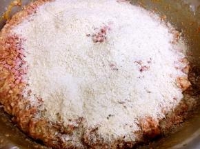 放入4两的面包渣，把它们调匀。 最后放面包渣，一是要增加龙眼丸子是柔软度，另一就是用面包渣来调节一下龙眼丸子肉馅的软硬度，龙眼丸子肉馅的软硬度以团在手里容易成型为佳。