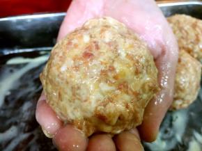 用手将鸡蛋淀粉糊涂抹在龙眼丸子上，要均匀涂面。 这步的主要目的是给龙眼丸子穿上一层漂亮的外衣，炸完后它会很漂亮，否则丸子颜色发黑。