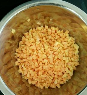 红薯去皮切成小丁。