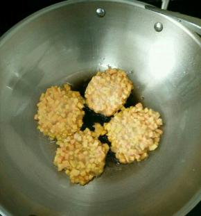 热锅凉油，舀一勺红薯糊放到锅里，稍微整成圆饼。