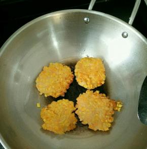 到底底部凝固才可以翻面，再慢火煎至两面金黄即可。