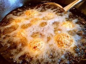 将丸子炸至定型，定型后离火再炸2或3分钟即可。 炸的时候要随时调整火的大小。