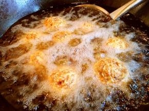 将丸子炸至定型，定型后离火再炸2或3分钟即可。 炸的时候要随时调整火的大小。