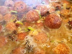 汤的量要没过龙眼丸子2或者3厘米，大火煮开，小火炖40分钟左右。