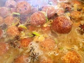 汤的量要没过龙眼丸子2或者3厘米，大火煮开，小火炖40分钟左右。