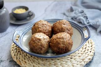 春节家庭聚会的餐桌上我们往往都上一盘四喜丸子硬壳菜，将4只龙眼丸子摆放在一盘里，我们称为四喜龙眼丸子。