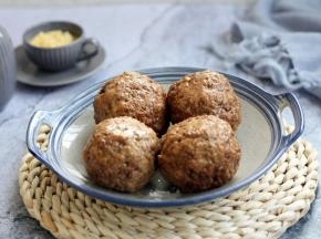 春节家庭聚会的餐桌上我们往往都上一盘四喜丸子硬壳菜，将4只龙眼丸子摆放在一盘里，我们称为四喜龙眼丸子。