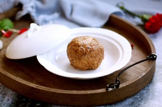 做龙眼丸子最后一步是浇汁。