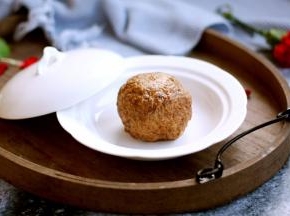 做龙眼丸子最后一步是浇汁。