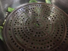 炖锅底下铺一层大葱叶子或者小香葱，再放一个篦子，把炸好的丸子放在上边，将第21步调好的汤倒入。