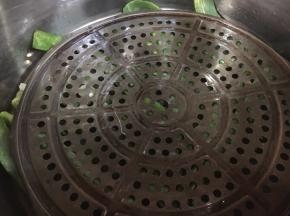 炖锅底下铺一层大葱叶子或者小香葱，再放一个篦子，把炸好的丸子放在上边，将第21步调好的汤倒入。