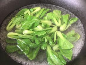 小油菜或者其它青菜焯水，码放在龙眼丸子的周围。 放小油菜一是为了装饰，另外一个是荤素搭配，膳食结构更合理。