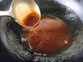 放入适量酱油调色，放适量的盐调味，淋入湿淀粉勾薄芡，淋两滴香油或者花椒。