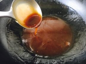 放入适量酱油调色，放适量的盐调味，淋入湿淀粉勾薄芡，淋两滴香油或者花椒。