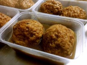 待龙眼丸子晾凉后装入保鲜盒里，且盛入半盒的汤，汤留着浇汁用。 龙眼丸子需要放冰箱冷藏或者冷冻保存。