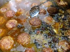 炖好的龙眼丸子各个香喷喷的。