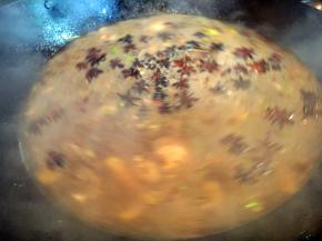 做丸子的第四步是炖。 锅里放适量的底油，放入葱段、姜片各50g，八角10个，炝锅，放入1汤勺的甜面酱，1汤勺的东古一品酱油，大量的水（高汤），煮开。 甜面酱和酱油的量可根据个人喜欢的颜色来调。