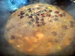 做丸子的第四步是炖。 锅里放适量的底油，放入葱段、姜片各50g，八角10个，炝锅，放入1汤勺的甜面酱，1汤勺的东古一品酱油，大量的水（高汤），煮开。 甜面酱和酱油的量可根据个人喜欢的颜色来调。