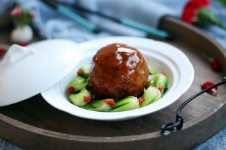 将汁浇在龙眼丸子上即可。