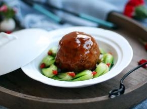 将汁浇在龙眼丸子上即可。