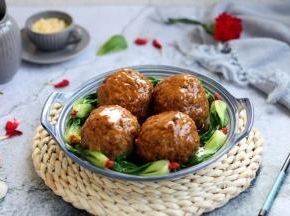 春节家庭聚会上我们往往都上几盘硬壳菜，四喜丸子就是其中之一，我给大家展示的这盘是四喜龙眼丸子。