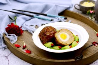 龙眼丸子切开后的效果图。