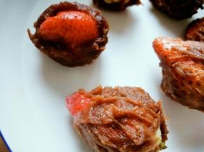 在外面抹上一层豆沙馅儿