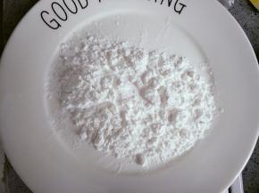 玉米淀粉放在比较平的盘子里，微波炉高火两分钟