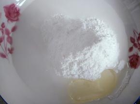 糯米粉，牛奶，玉米油放在容器里