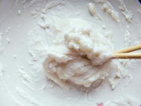 再放微波炉高火一分钟，这时候已经有很大的粘性了，但是还没有熟透哦