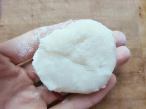 手沾玉米淀粉，取六分之一的糯米团