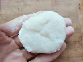 手沾玉米淀粉，取六分之一的糯米团