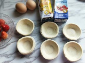 准备食材，蛋挞皮我是买的，如果可以自己做更好啦！