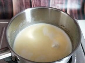 淡奶油和牛奶混合倒入奶锅中。
