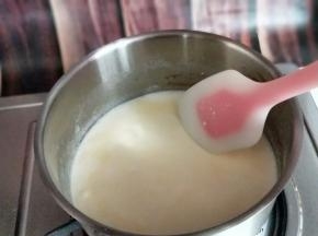 中火加入至微沸状态关火，加入白砂糖，不断用硅胶铲搅拌，直至糖融化。