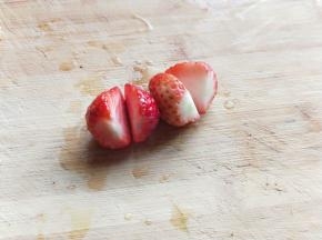 草莓去蒂，洗干净，一切二，不切也可以。根据个人喜欢。